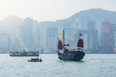 Hong Kong limanında akşam vakti yolcu gemileri.