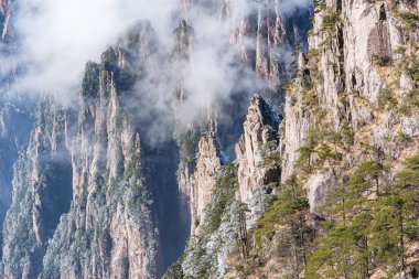 Huangshan Ulusal Parkı 'nın tepelerindeki bulutlar. Çin.