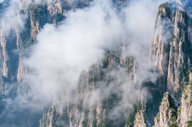 Huangshan Ulusal Parkı 'nın tepelerindeki bulutlar. Çin.