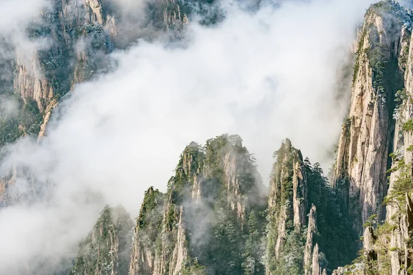 黄山国家公园山顶上的云彩 — 图库照片