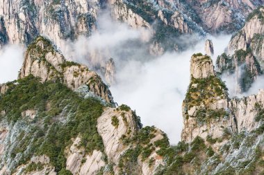 Huangshan Ulusal Parkı 'nın tepelerindeki bulutlar. Çin.
