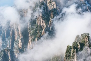 Huangshan Ulusal Parkı 'nın tepelerindeki bulutlar. Çin.
