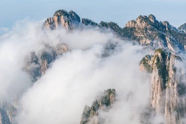 Huangshan Ulusal Parkı 'nın tepelerindeki bulutlar. Çin.