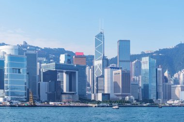 Gündüz vakti Hong Kong limanı manzarası.