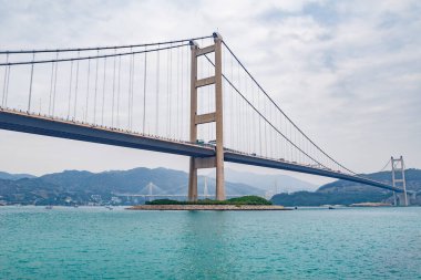 Park Adası 'na asma köprü. Hong Kong.