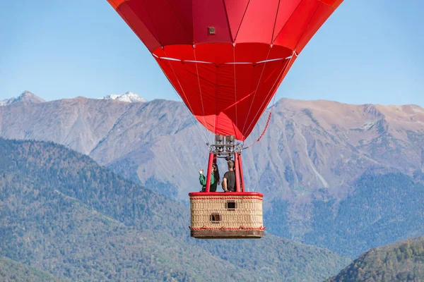 Červený Horkovzdušný Balón Horské Krajině Pozadí — Stock fotografie