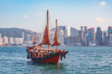 Hong Kong Limanı 'nda küçük bir gemi..