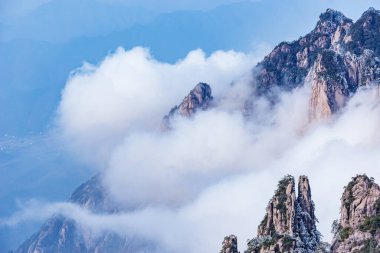 Huangshan Ulusal Parkı 'nın tepelerindeki bulutlar. Anhui Bölgesi