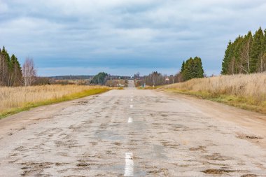 Kırsal kesimde kırsal kesimde sonbahar günlerinde kırılan yol.