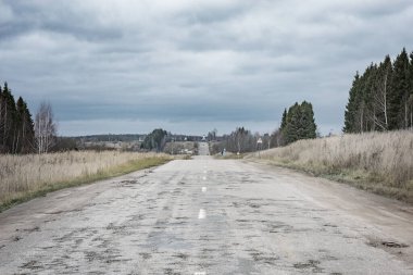 Kırsal kesimde kırsal kesimde sonbahar günlerinde kırılan yol.