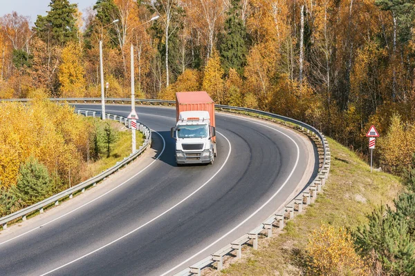 Ciężarówka Porusza Się Drodze Jesienią Czasu — Zdjęcie stockowe