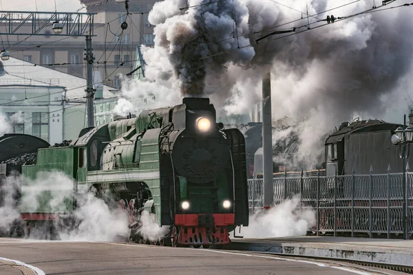 Retro Zug Fährt Vom Bahnhofsgebäude — Stockfoto
