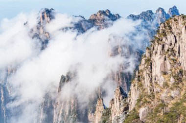 Huangshan Ulusal Parkı 'nın tepelerindeki bulutlar. Anhui Bölgesi