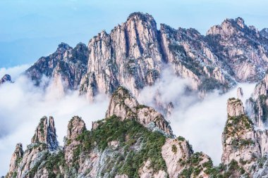 Huangshan Ulusal Parkı 'nın tepelerindeki bulutlar. Anhui Bölgesi