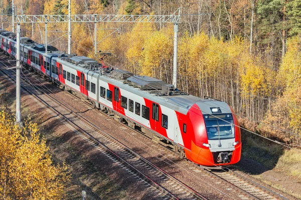 Επιβάτες τρένο υψηλής ταχύτητας κινείται την ημέρα του φθινοπώρου. — Φωτογραφία Αρχείου