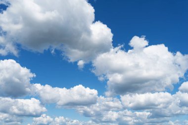 Mavi gökyüzünde bulutlar. Gündüz vakti bulutlu.