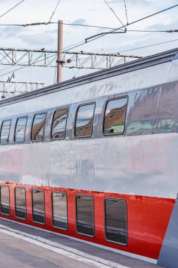 Yolcu çifte güverte treni platformun yanında duruyor..