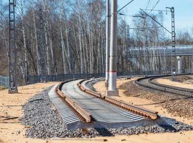 Yeni demiryolu hattının şantiyesi.