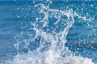 Güneşli bir günde deniz suyu dalgası. Karadeniz.