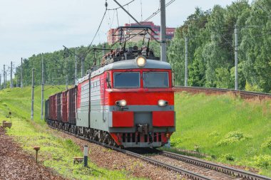 İstasyona uzun yük treni yaklaşıyor..
