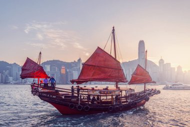 Hong Kong - 09 Aralık 2016: Hong Kong limanındaki Retro küçük gemi.