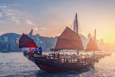 Hong Kong - 09 Aralık 2016: Hong Kong limanındaki Retro küçük gemi.