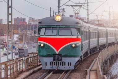 Retro yolcu treni istasyona yaklaşıyor. Moskova. Rusya.