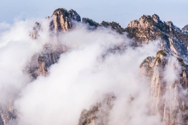 Huangshan Ulusal Parkı 'nın tepelerindeki bulutlar. Anhui Bölgesi. Çin.