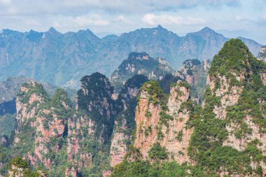 Zhangjiajie Orman Parkı 'ndaki renkli kayalıklar. Çin.
