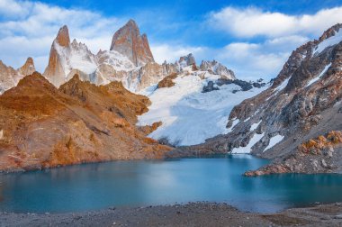Fitz Roy Dağı 'nın muhteşem gündoğumu manzarası. Los Glaciares Ulusal Parkı. Arjantin.
