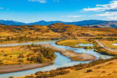 Torres del Paine Ulusal Parkı 'ndaki nehir. Şili.