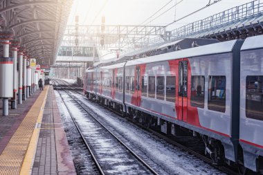 İstasyon peronunda yüksek hızlı tren.
