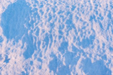 Baharın erken saatlerinde kirli eriyen kar yüzeyi.