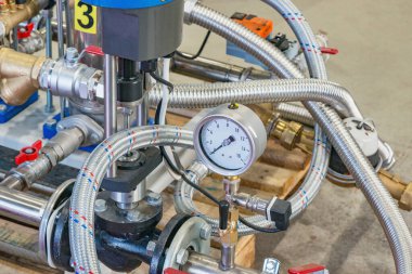 Fabrikanın içindeki makine parçaları..