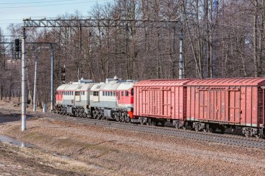 İstasyona uzun yük treni yaklaşıyor..
