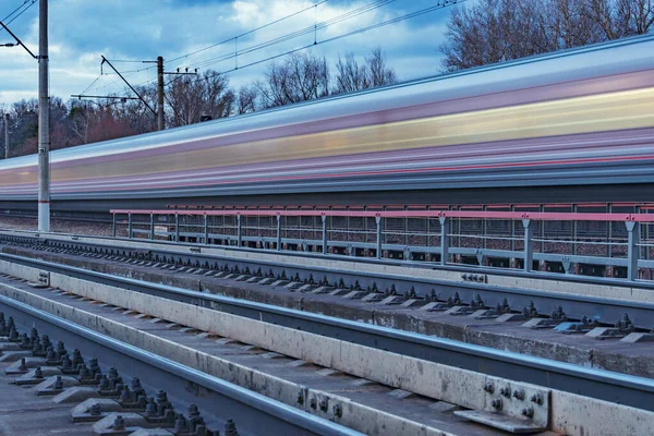 Treno passeggeri si muove lungo la foresta. — Foto Stock