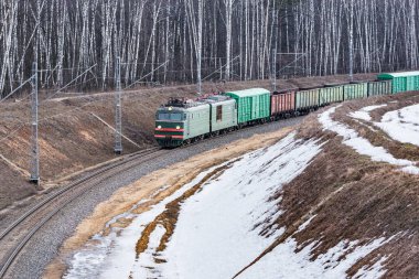 İstasyona uzun yük treni yaklaşıyor..
