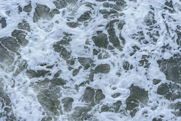 晴れた日の時間に海の水の波 — ストック写真