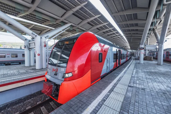 Sochi Rússia Abril 2021 Trens Passageiros Estão Lado Plataforma Estação — Fotografia de Stock