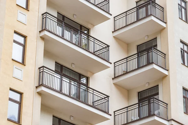 Yeni apartmanın balkonları ve pencereleri.