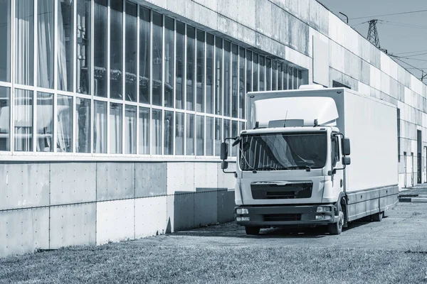 Vrachtwagen Staat Bij Fabrieksdeur — Stockfoto