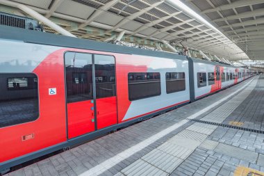 Sochi, Rusya - 16 Nisan 2021: Yolcu trenleri, Imeretian tatil beldesi - Olympic Park.