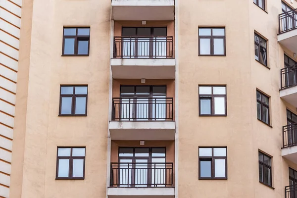 Balkóny a okna nového činžovního domu. — Stock fotografie