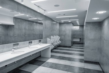 Büyük binanın içindeki tuvaletin içi..