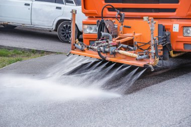 Temizlik makinesi sabahın erken saatlerinde şehir caddesini yıkıyor..
