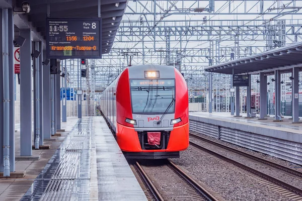 Sochi, Rússia - 10 de abril de 2021: O trem de passageiros chega à plataforma da estação de Adler. — Fotografia de Stock