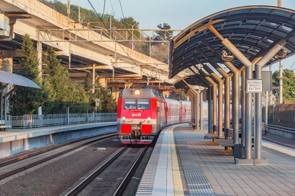 Tren de pasajeros a Saratov llega a la estación de Khosta plataforma. — Foto de Stock