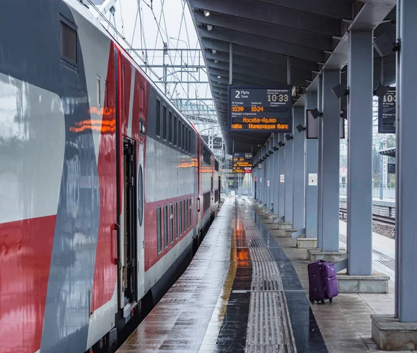 Sochi Rússia Abril 2021 Trem Passageiros Fica Perto Plataforma Estação — Fotografia de Stock