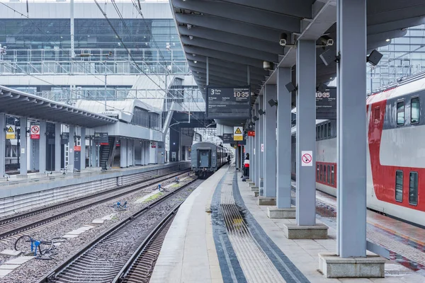2021年4月10日 俄罗斯索契 客运列车停靠在阿德勒车站月台旁 — 图库照片