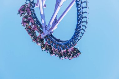 Sochi, Rusya - 14 Nisan 2021 Olimpiyat parkındaki lunaparkta hız treni gezisi.